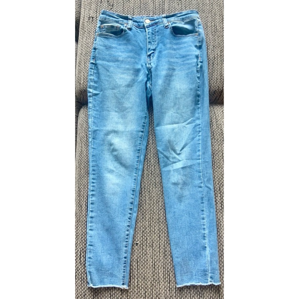 Nanette, Nanette Lepore “Gramercy Skinny” Light Wash Cut-off Jeans, Sz 6